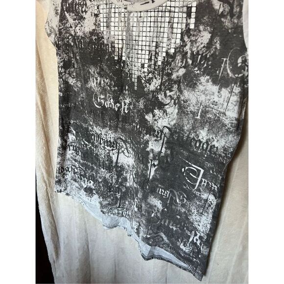 Maurices Grey And White Patterned T-Shirt Woman’s Size Large - Picture 2 of 5